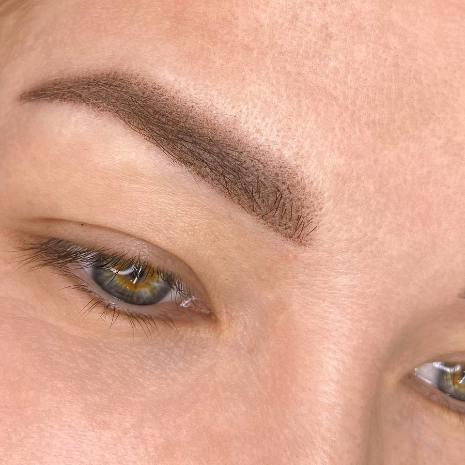 Пудровое напыление бровей