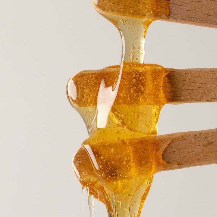 Удаление волос на лице воском