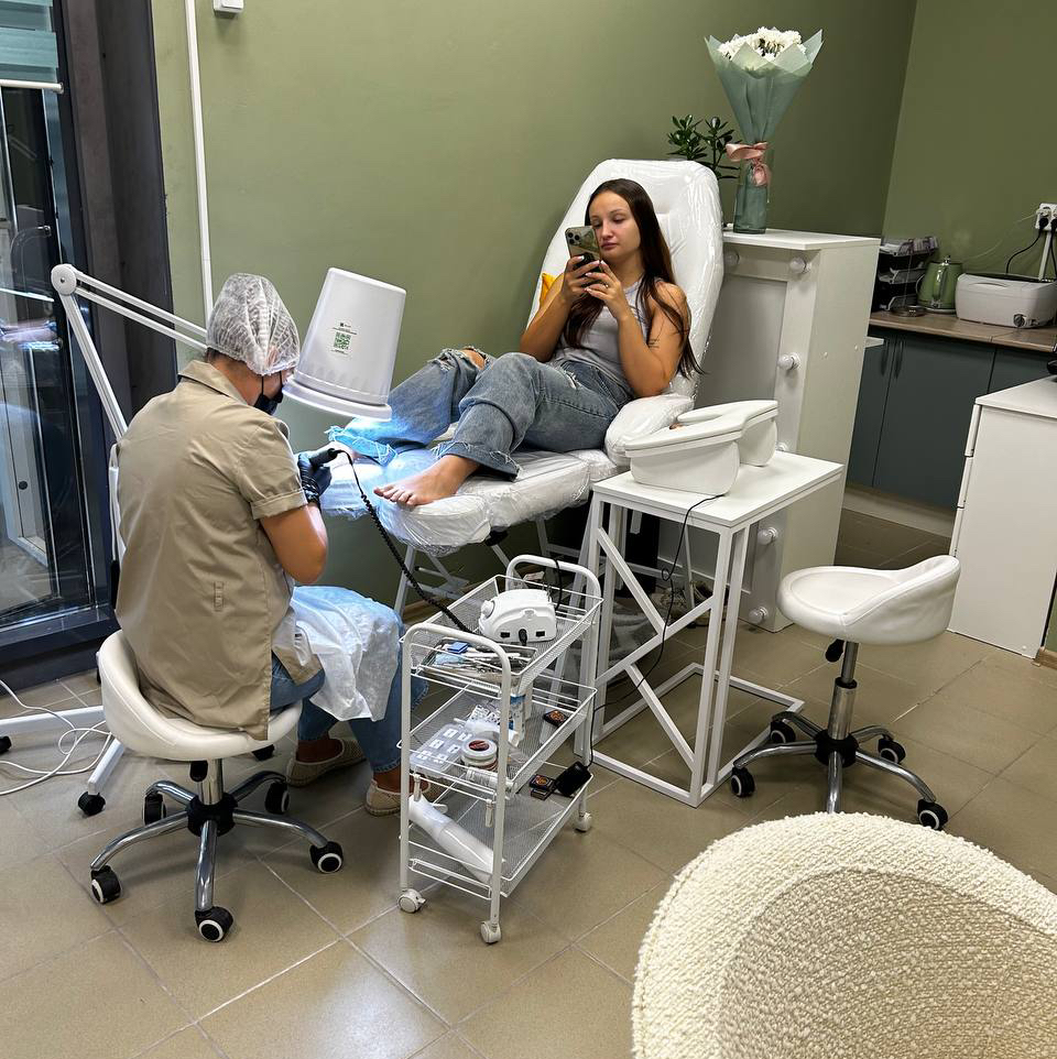 Услуга в 4 руки ( маникюр +педикюр)