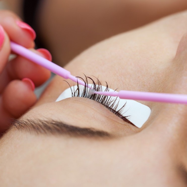 Снятие нарощенных ресниц