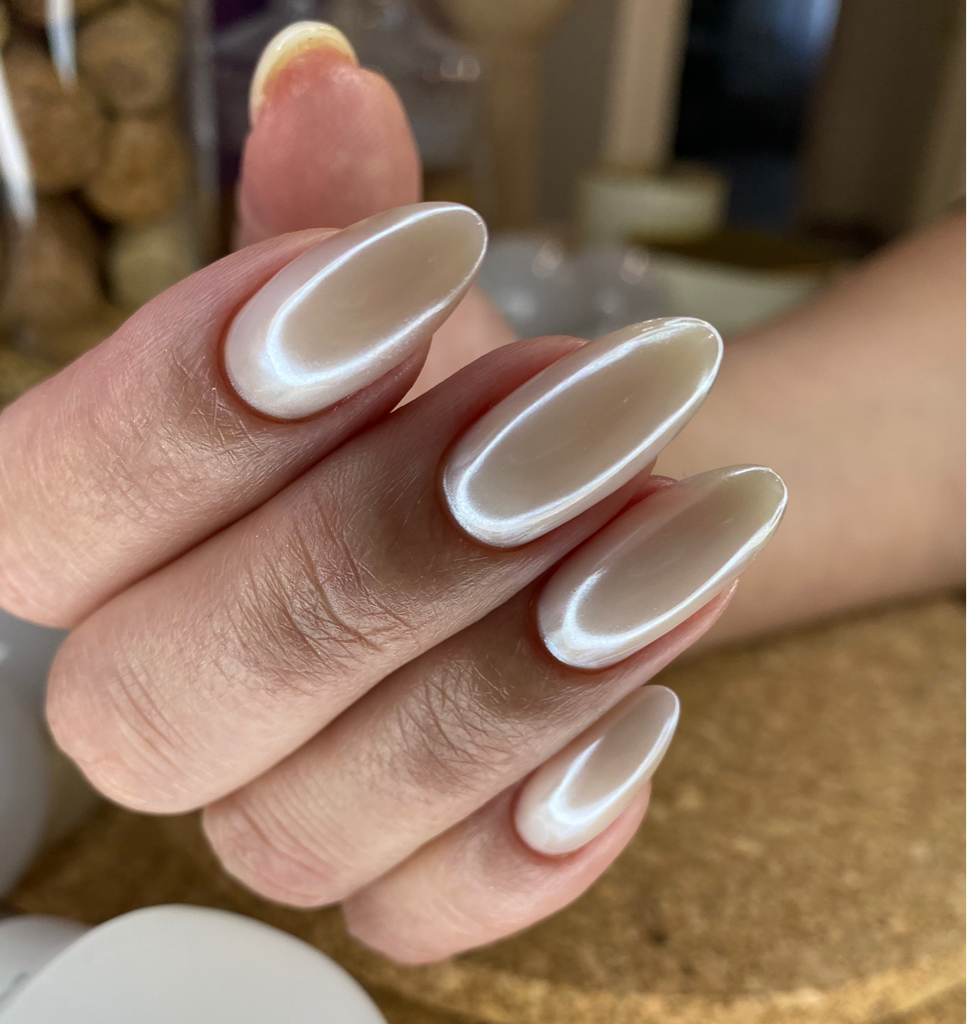 Комплекс маникюр с покрытием и укреплением (средняя длина ногтей)