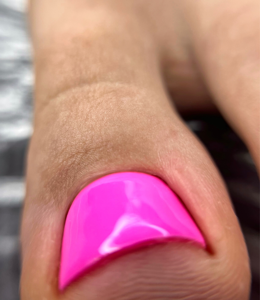 Педикюр с покрытием гель лак и обработкой стоп в смарт технике