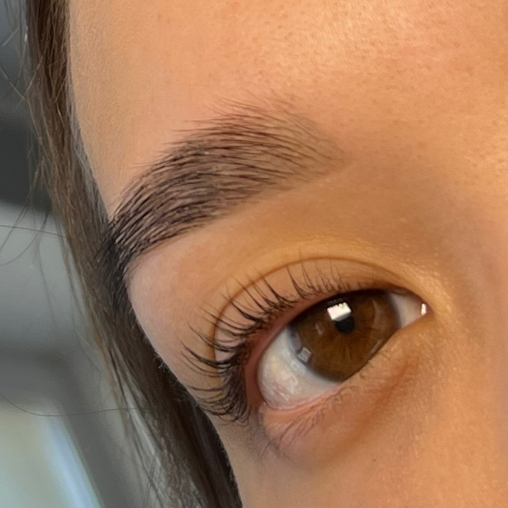 Комплекс «оформление+окрашивание бровей+ламинирование ресниц»