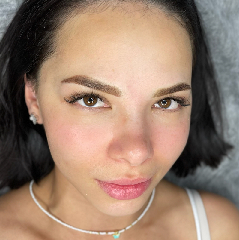 Перманентный макияж бровей.