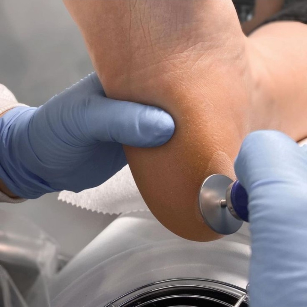 Педикюр полный со снятием, с обработкой  пяток и покрытием