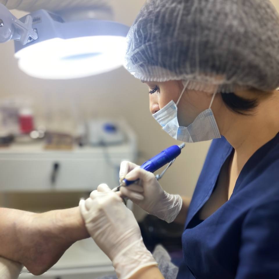 Педикюр пальчиков с однотонным покрытием