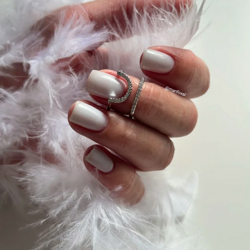 маникюр камуфляжным базовым покрытие.