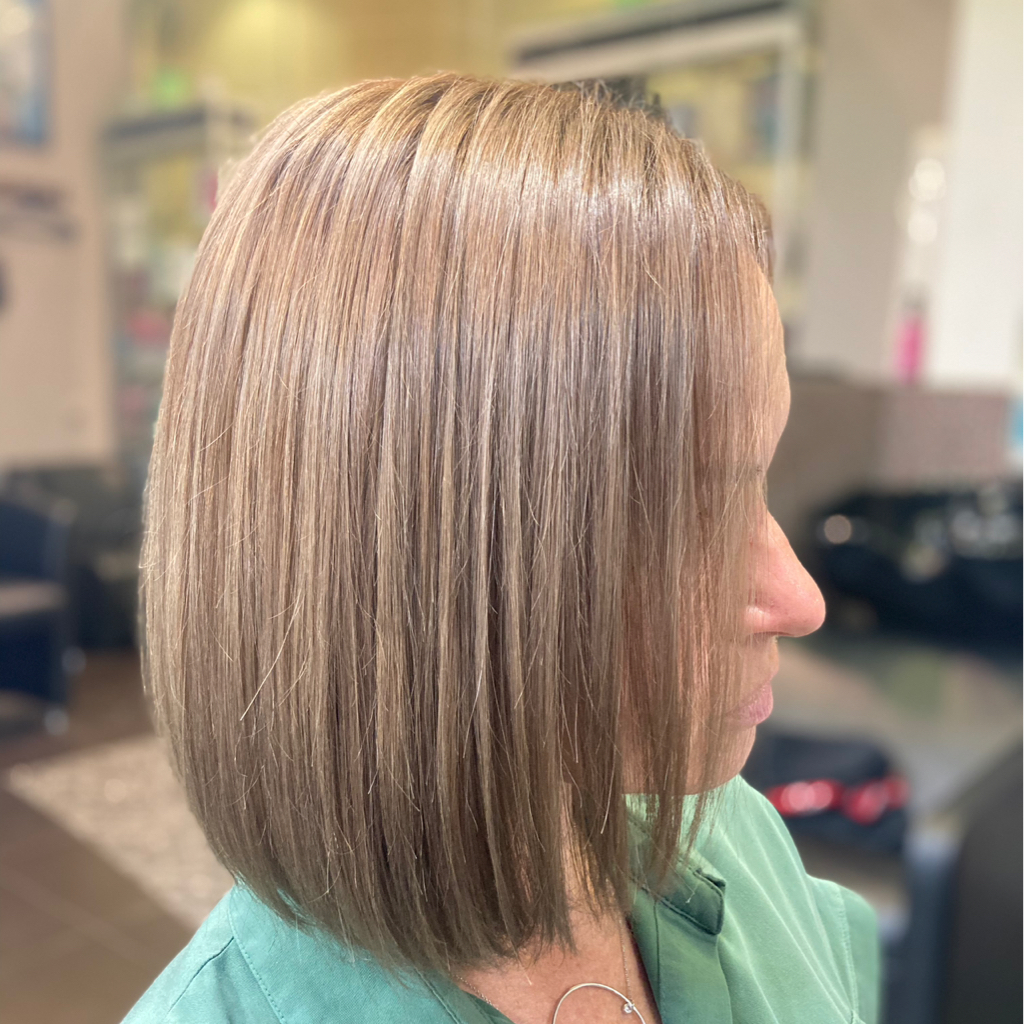 Стрижка женская  (с мытьём , с направлением)Средние волосы(по плеч)