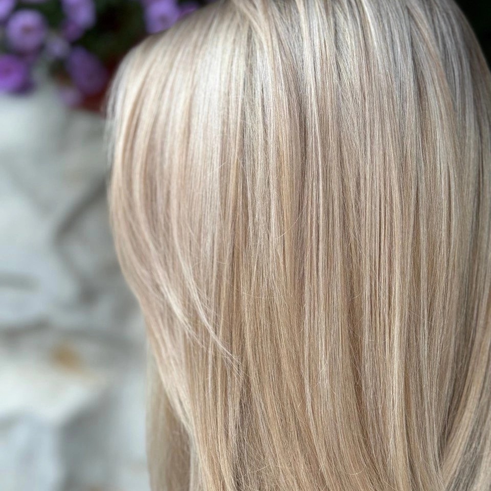 Окрашивание в технике Airtouch красителем Matrix  (длинные волосы ).