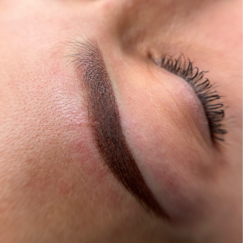 Перекрытие перманентного макияжа бровей