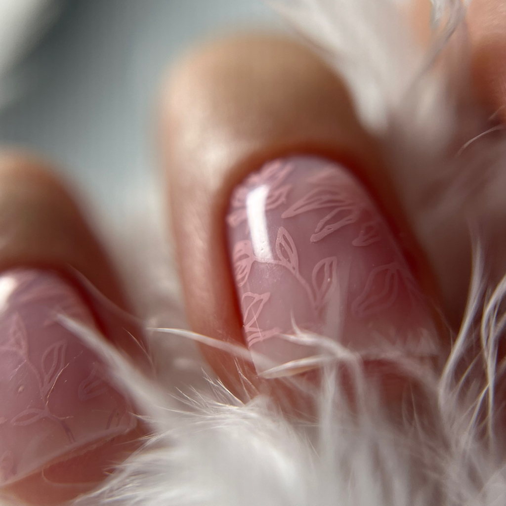 Маникюр с покрытием и легким дизайном до 5 ногтей