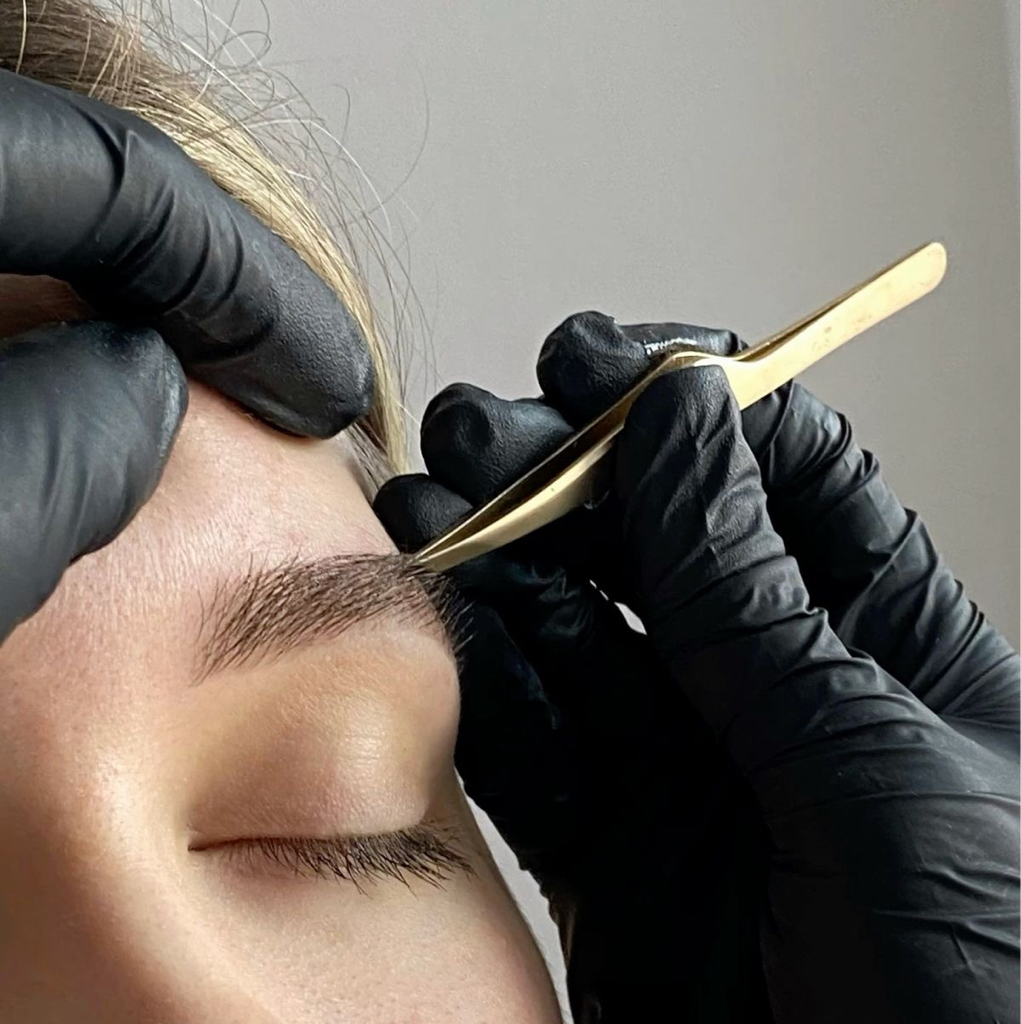 Коррекция бровей