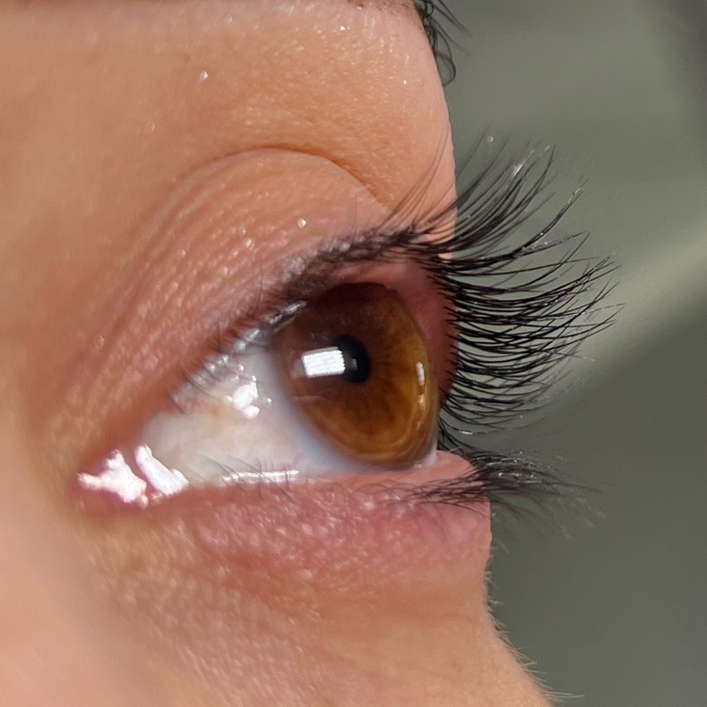 Окрашивание ресниц + восстанавливающая сыворотка для ресниц