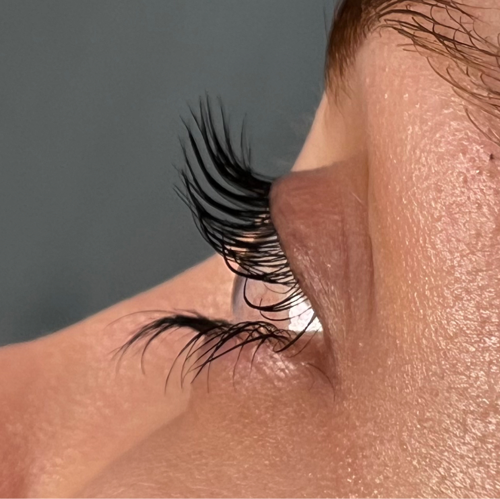 Ламинирование ресниц: процедура ламинирования + окрашивание ресниц + ухаживающая сыворотка для ресниц