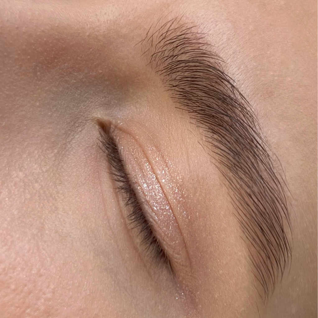 Осветление бровей на 1-2 тона и нанесение кондиционера на брови + коррекция (воск / пинцет) и СПА уход для кожи вокруг бровей