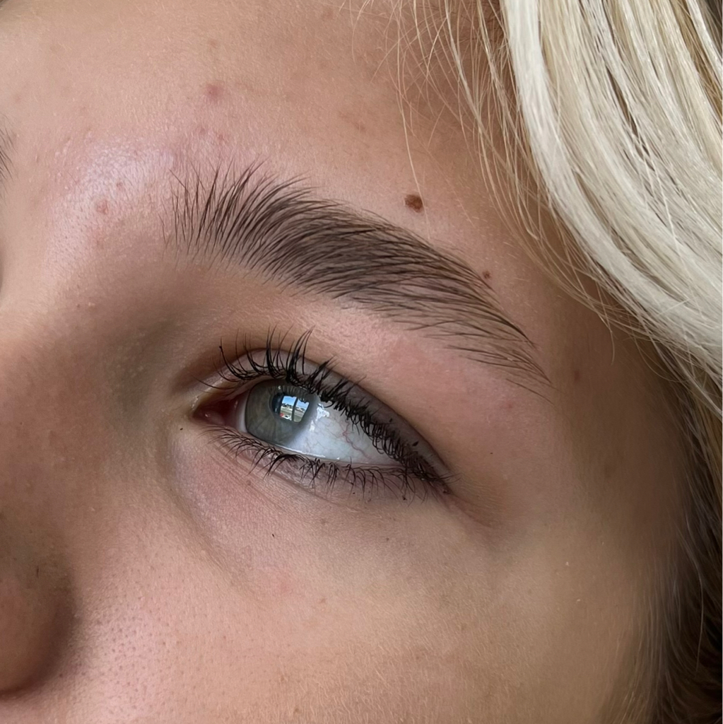 Коррекция бровей (воск / пинцет) и СПА уход для кожи вокруг бровей + уход для волосков брови