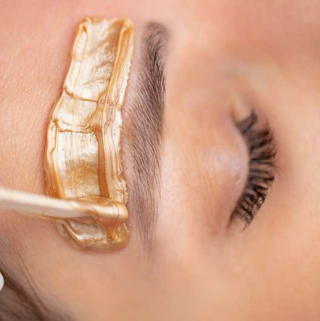 Коррекция бровей (воск+пинцет)