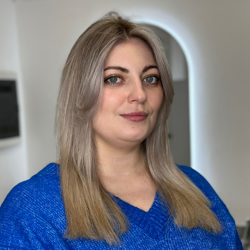 Стрижка средняя длина .