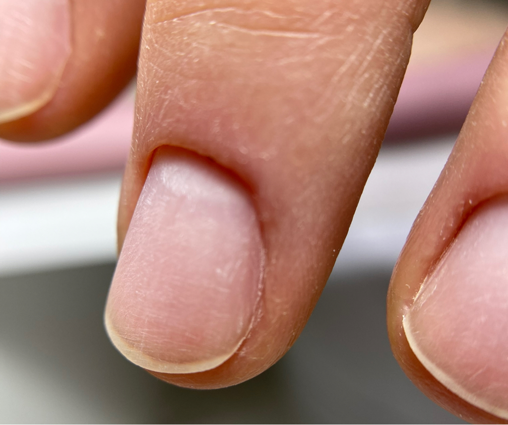 Комбинированный маникюр с покрытием прозрачным лаком . Без гель-лака .