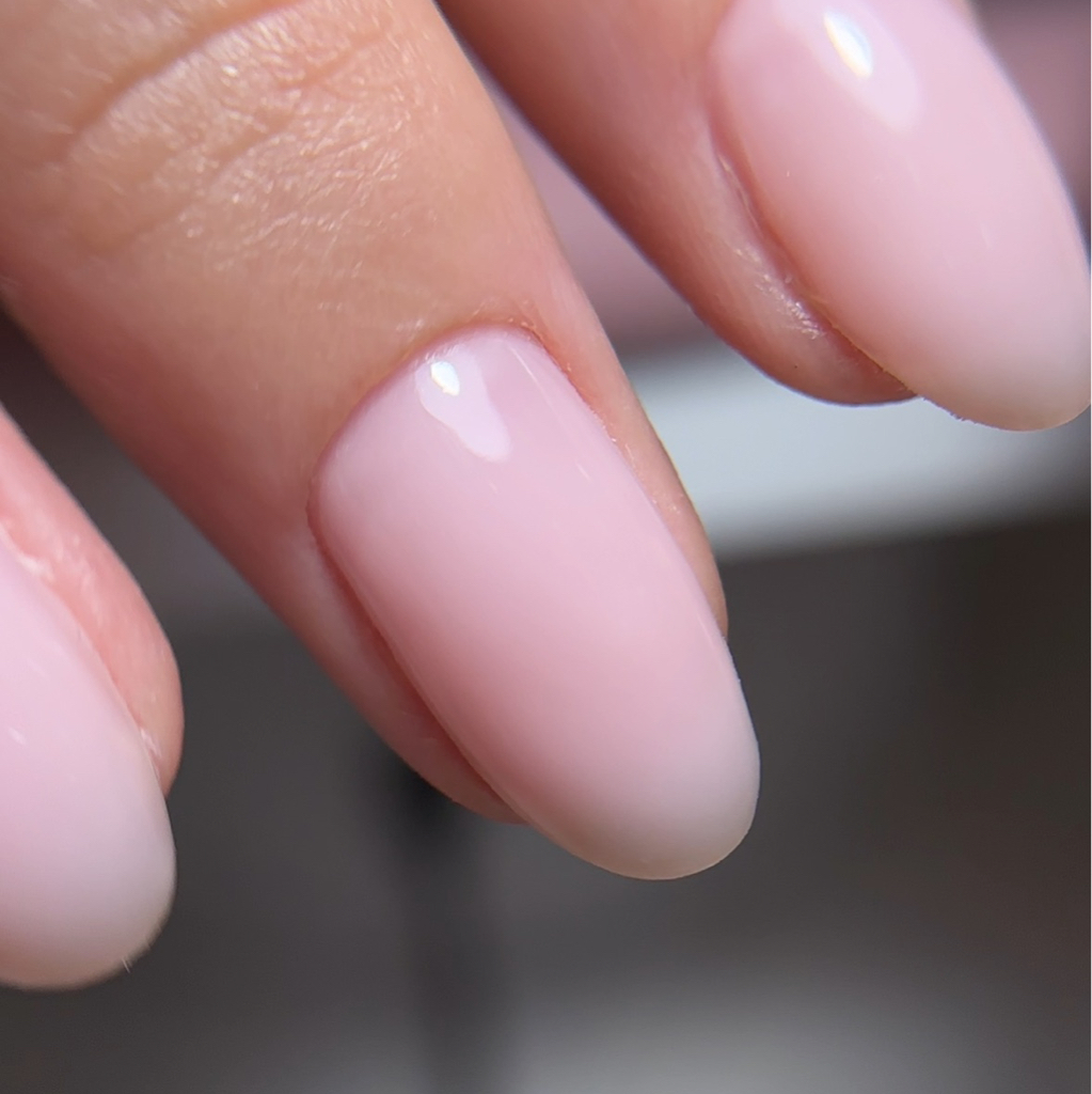 Маникюр с покрытием цветной базой