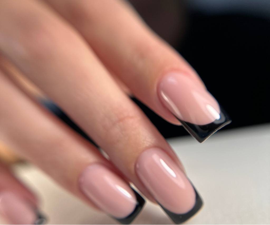 Маникюр + укрепление гелем + легкий дизайн