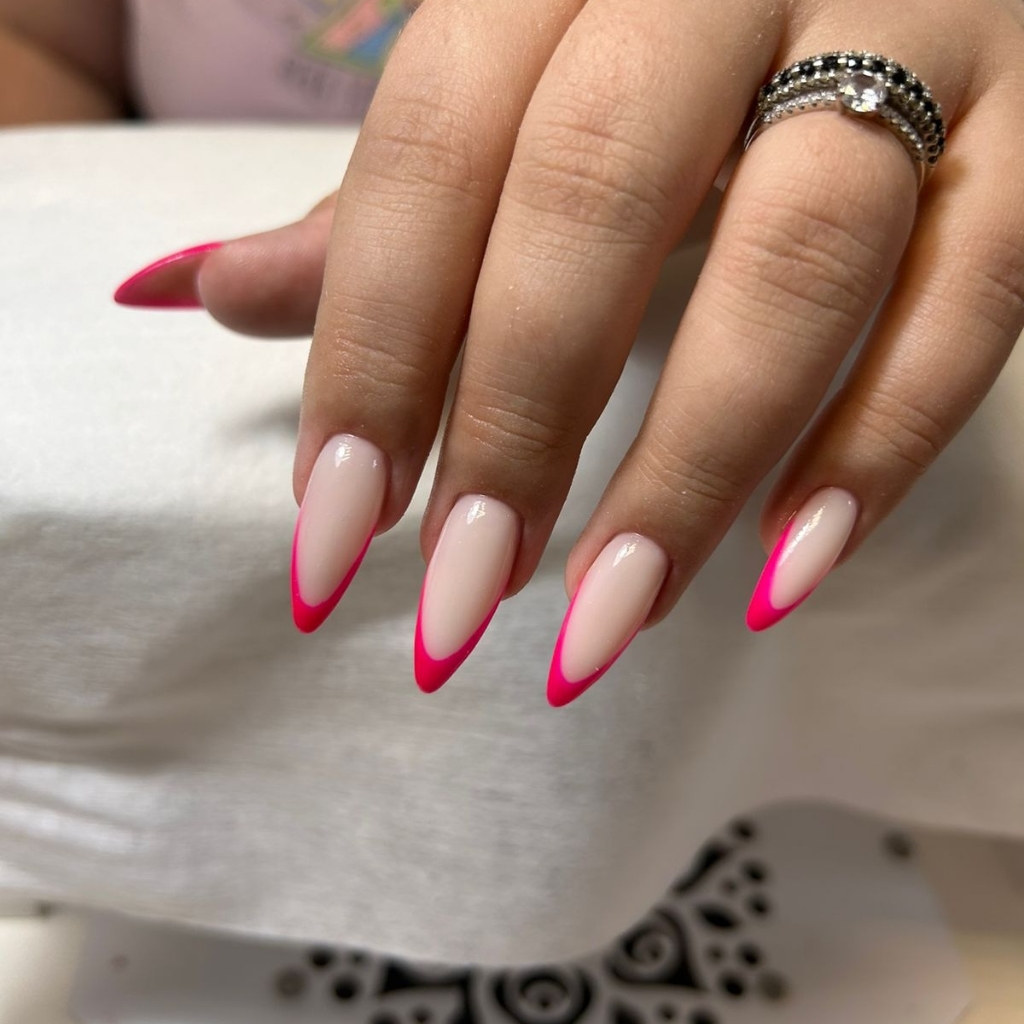 Наращивание ногтей
Наращивание салонное, не арочное-не креативный вариант -не экстремальная длина .