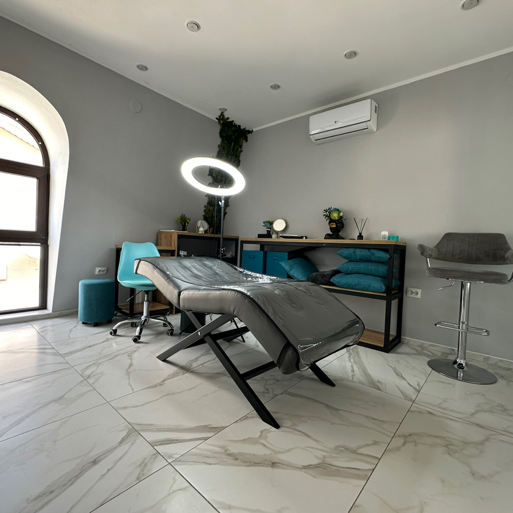 Кушетка в кабинете