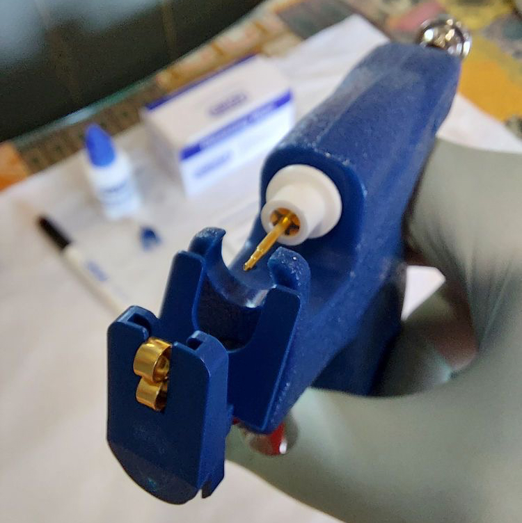 Пирсинг мочки уха (пистолет)