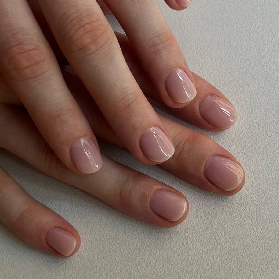 Однотонный  маникюр ( короткие ногти)