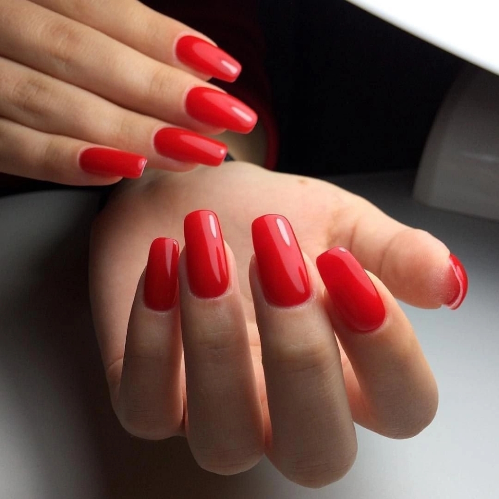 Маникюр гель-лак однотонное покрытие.