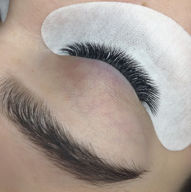 Наращивание ресниц 2D объема