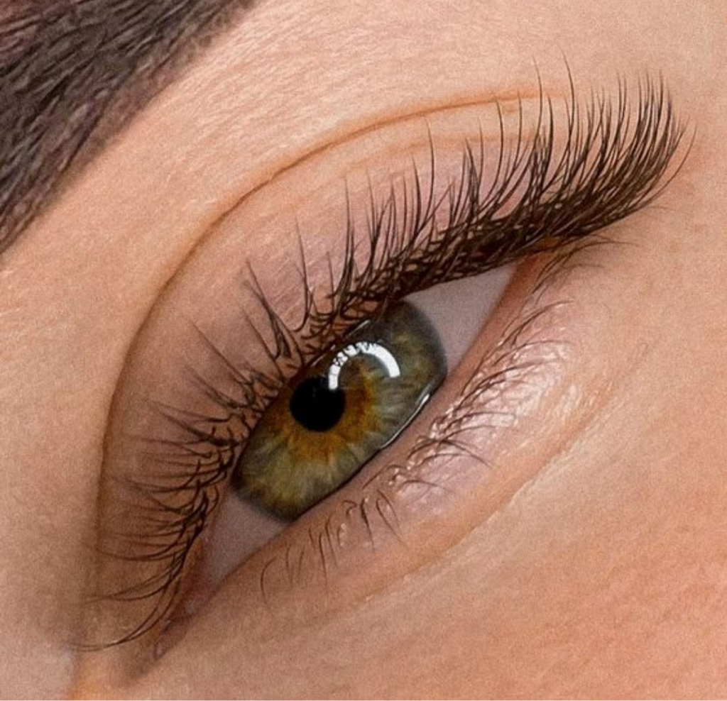 1. Наращивание ресниц 1D Классика