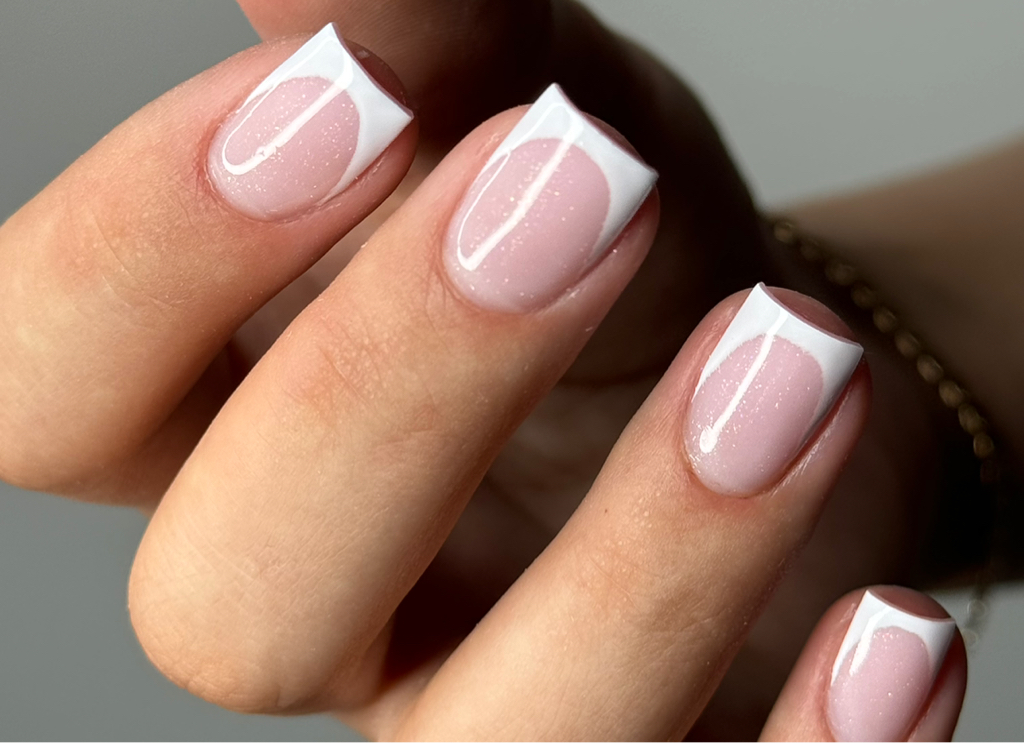 Маникюр с покрытием френч