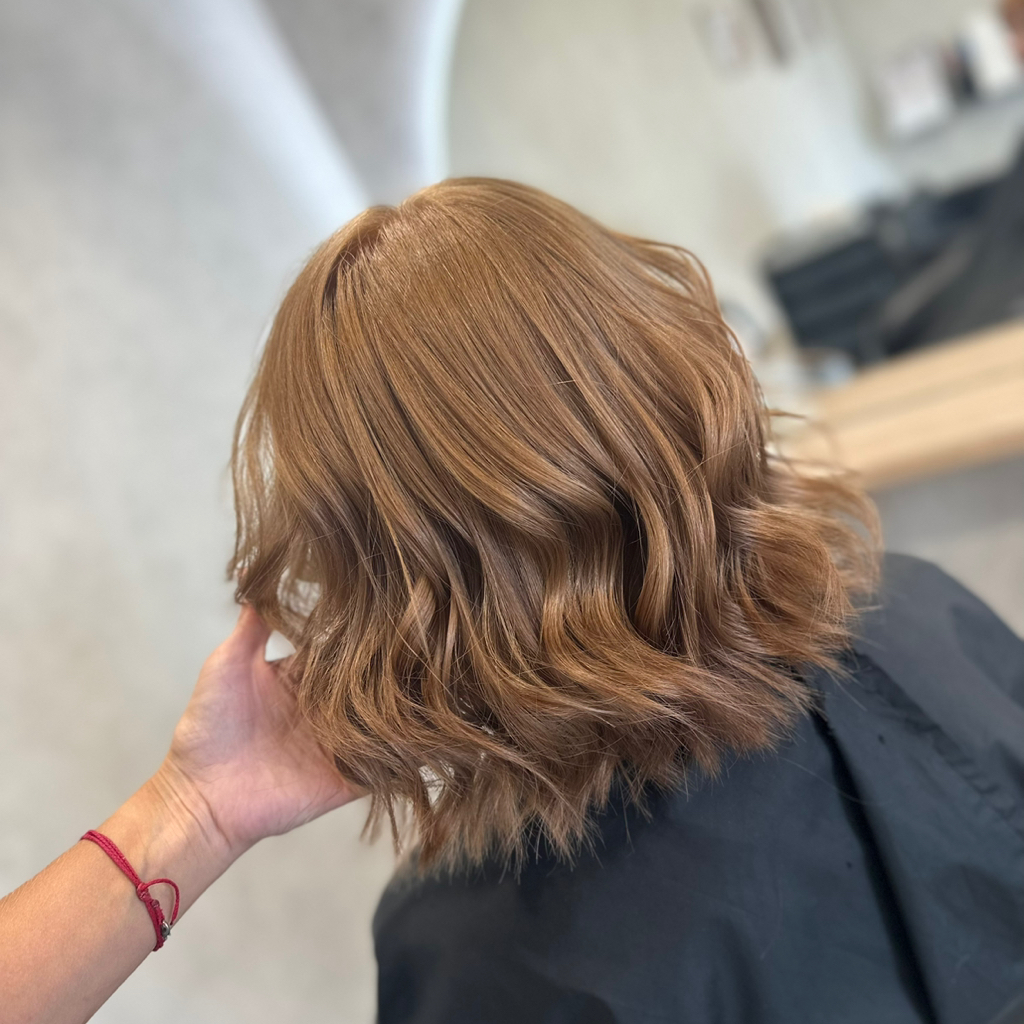 Однотонное окрашивание на средние волосы.(вся длина)