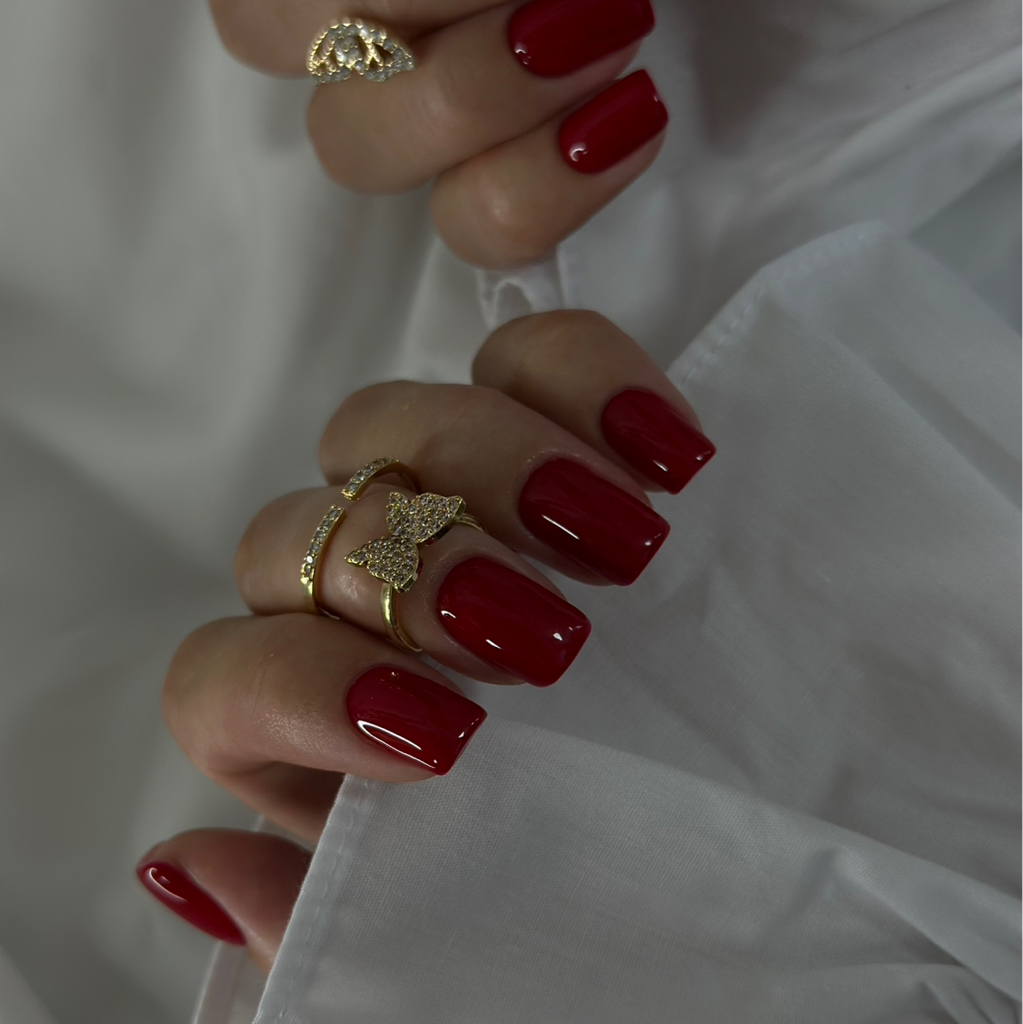 Маникюр с покрытием в один тон