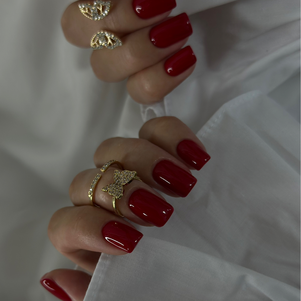 Маникюр с покрытием в один тон