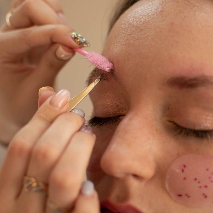 Коррекция бровей