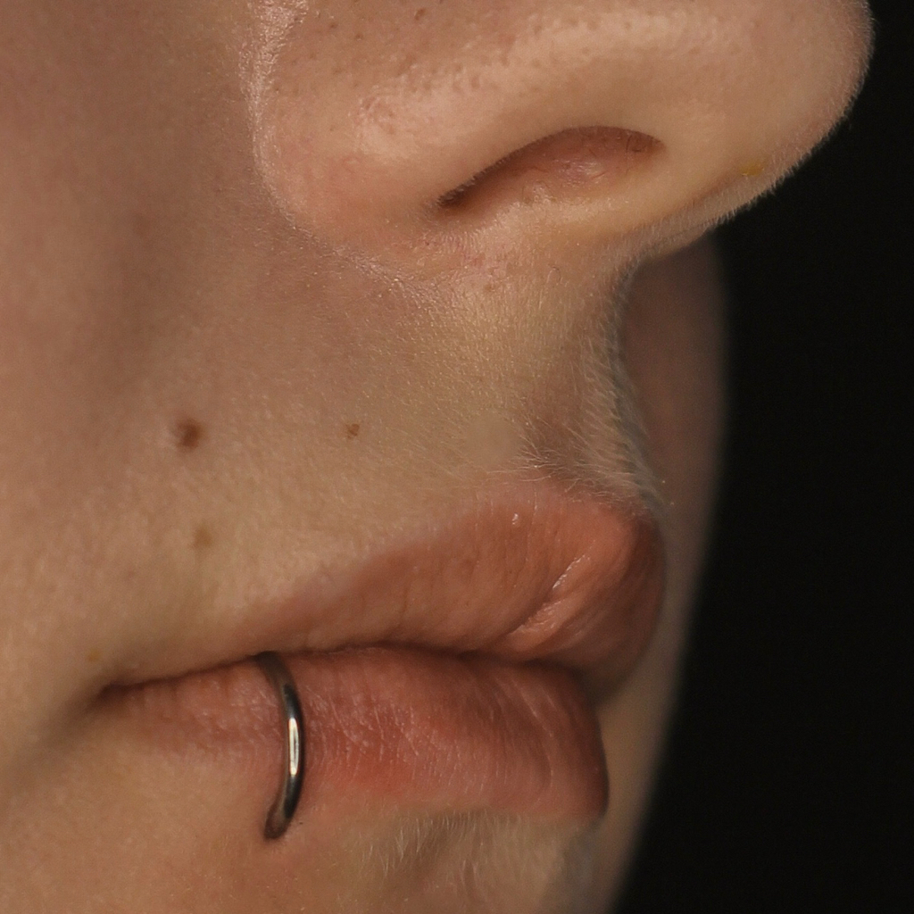 Прокол губы