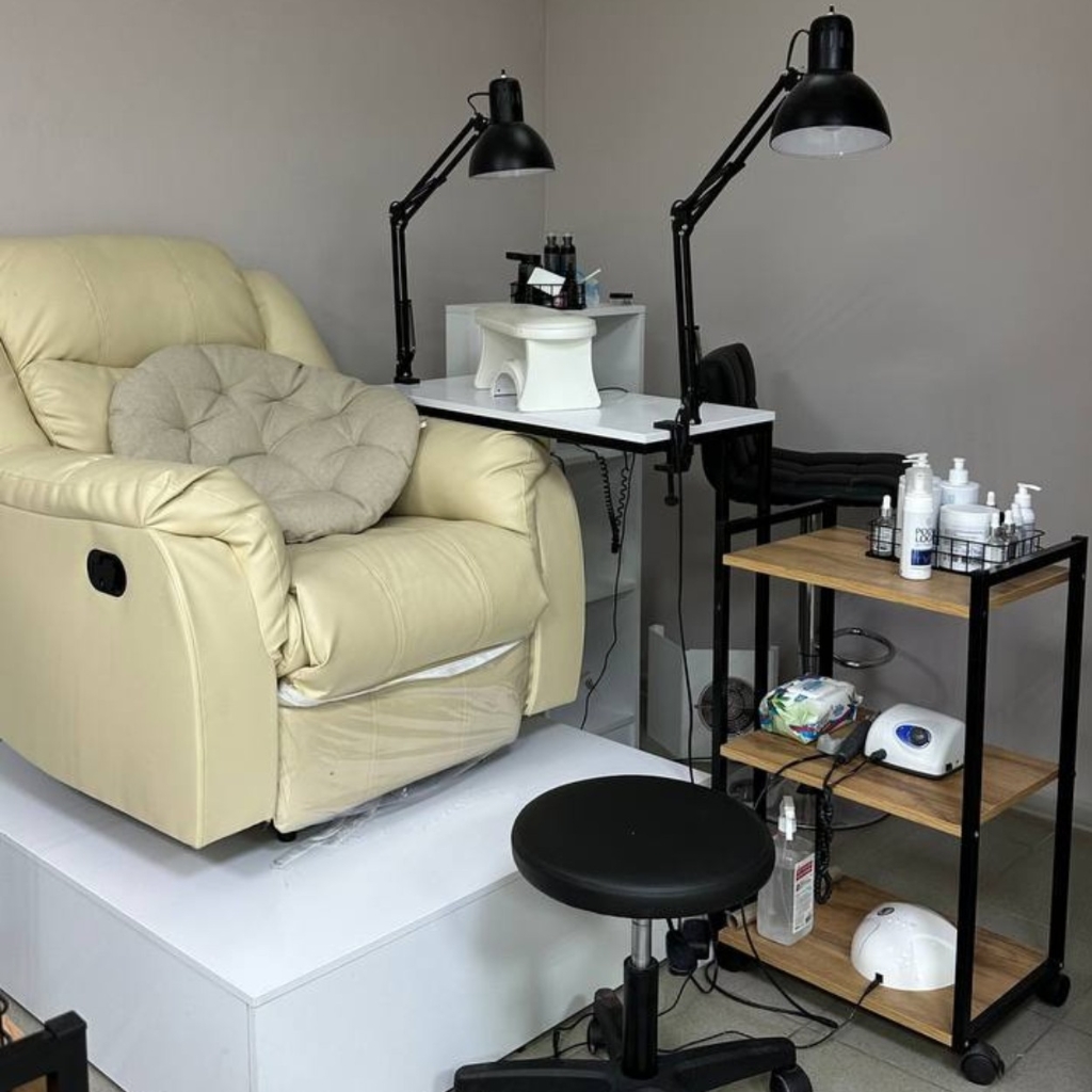 Услуга комплекса маникюра и педикюра в 4 руки