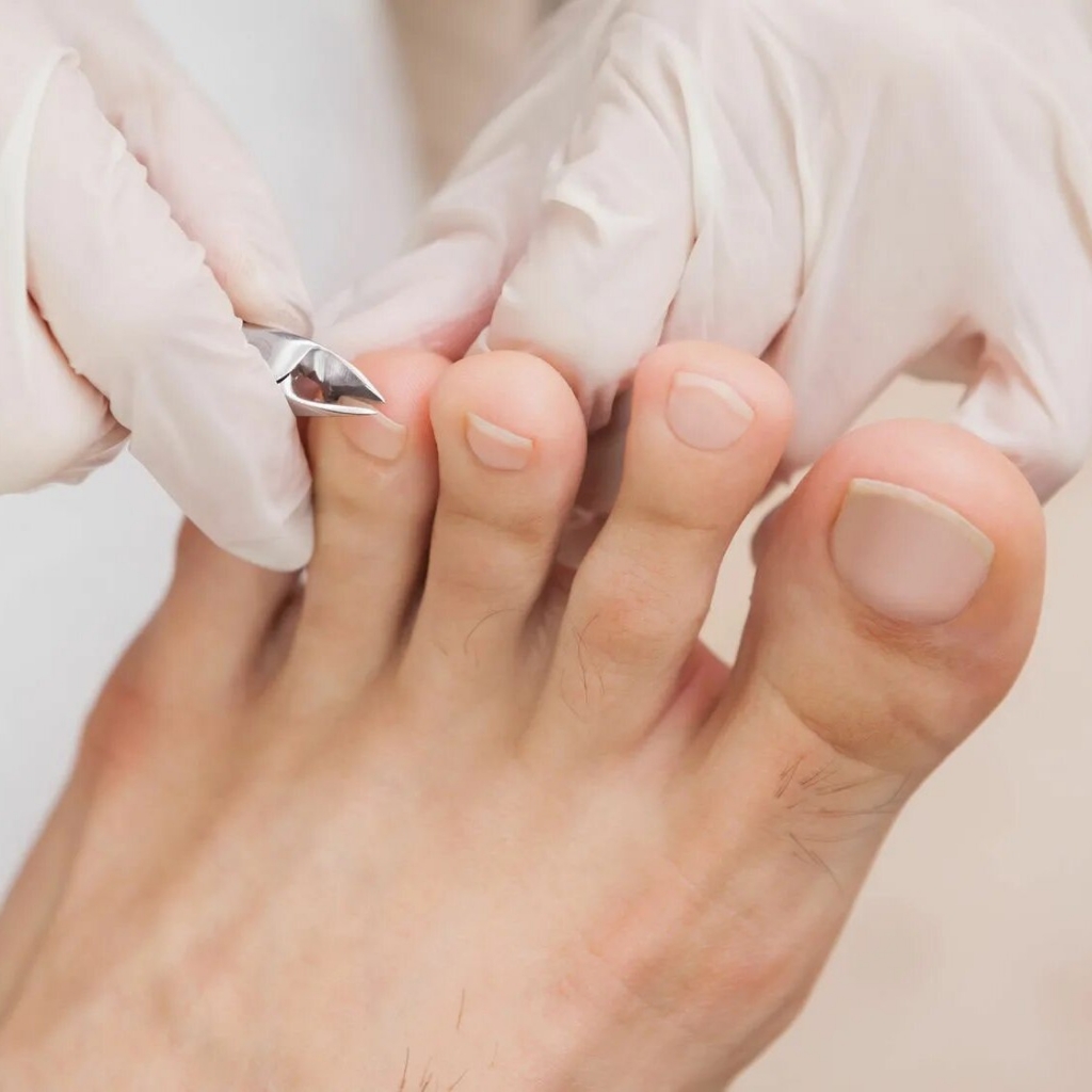 SMART педикюр (обработка стоп + пальчики с укрепляющим лаком + массаж).