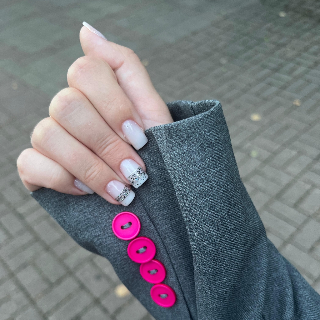 "НЮД" (маникюр, укрепление, покрытие камуфляжным/цветным гелем) дизайн оплачивается отдельно.