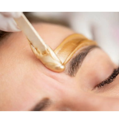 Восковая эпиляция области лба