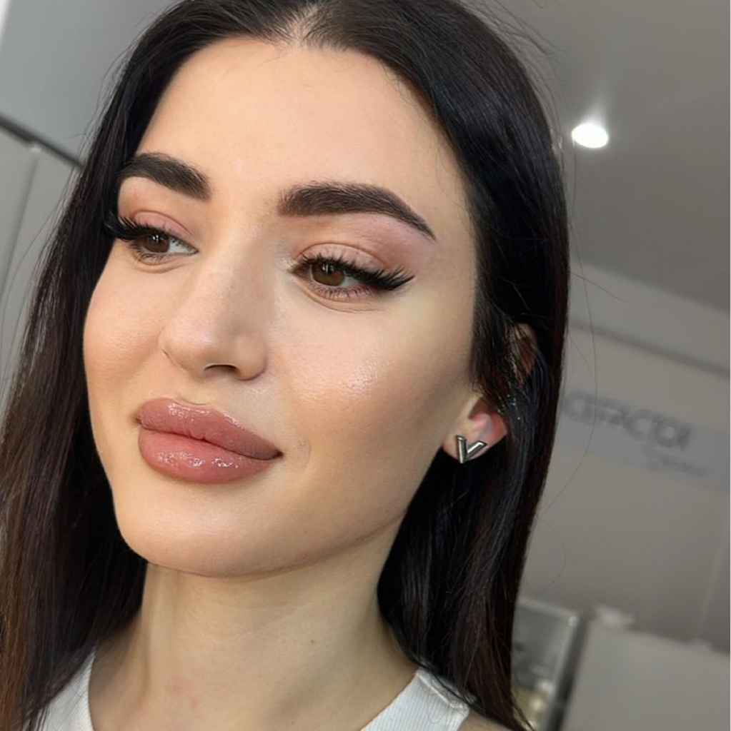 Коррекция нарощенных ресниц двойного объема