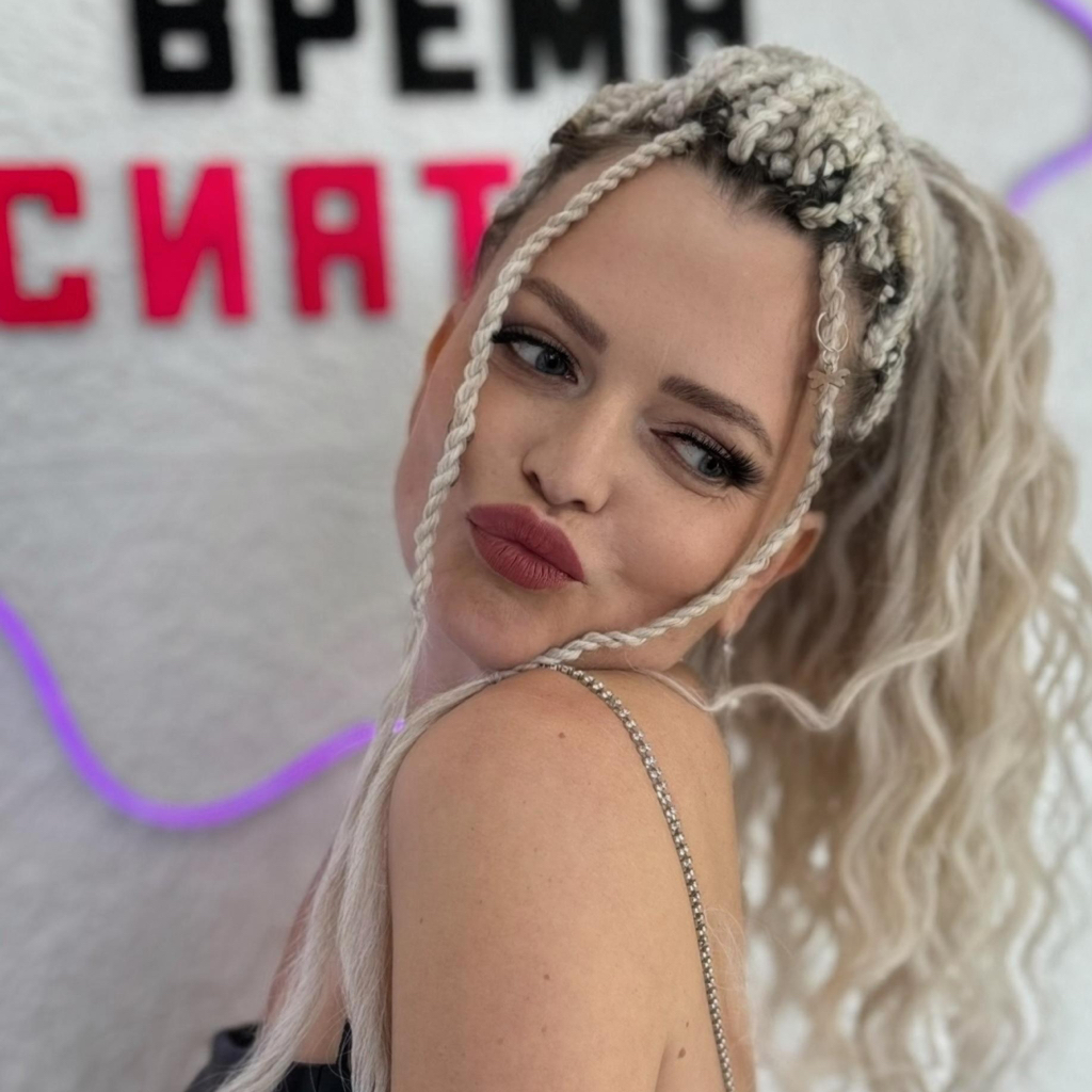 Де косы со свободными концами. Украшения на косы у лица в подарок 🎁  ⏰Время плетения 1,5-3 часа 🫰Стоимость волнистых кончиков 11.000₽