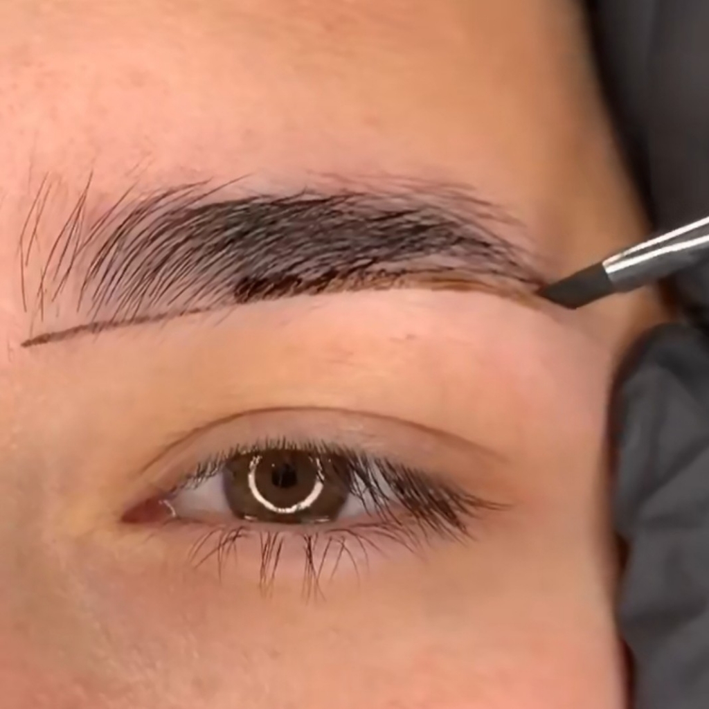 Коррекция бровей