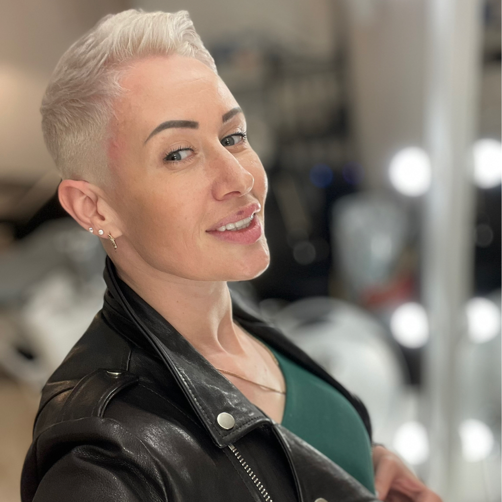 ✔️Блондирование корней (до 2 см) и тонирование(короткие волосы).  Пар.