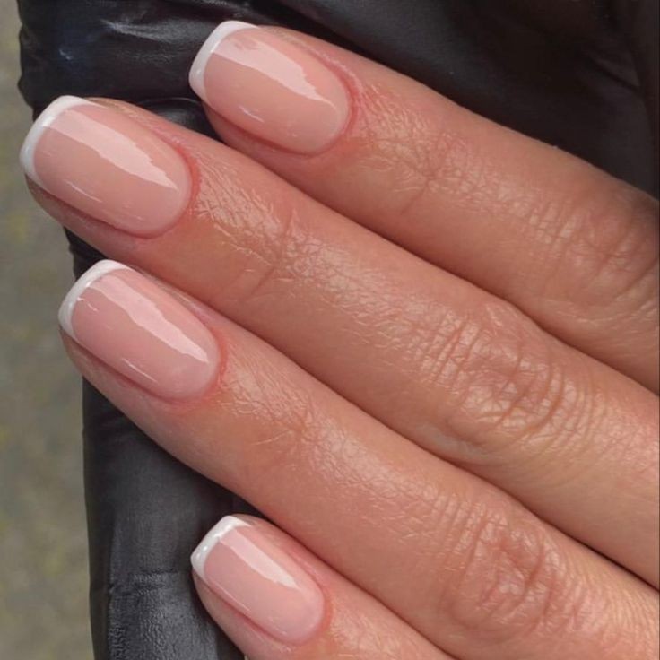 Покрытие "френч"
входит: покрытие гель лаком +френч
(без маникюра )