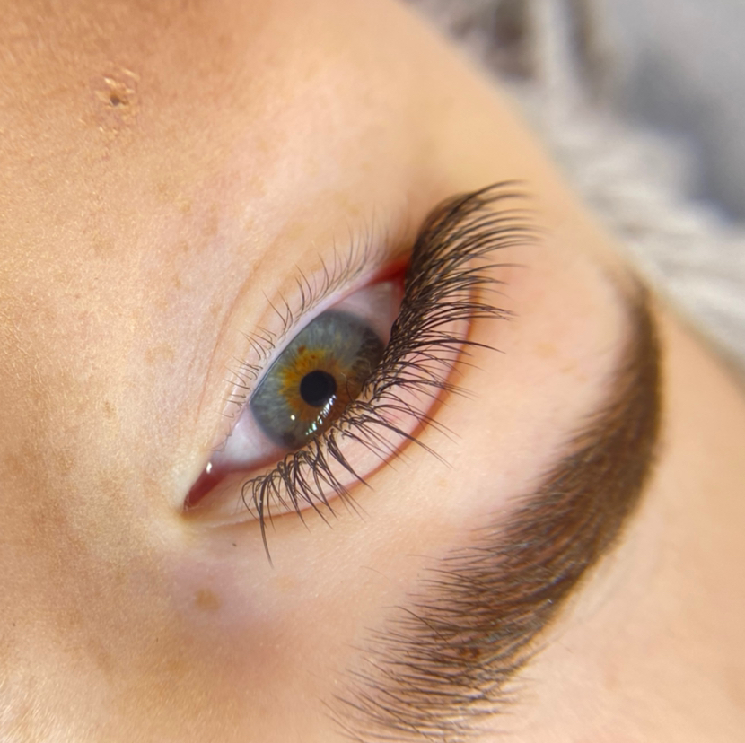 Наращивание ресниц « Классика «