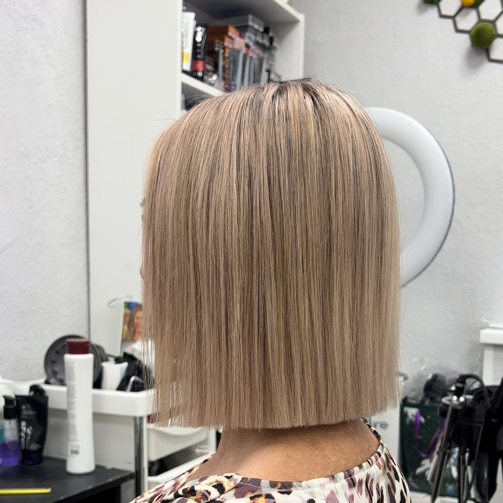 Укладка по форме( мытье волос 2 раза, бальзам, несмываемый спрей, стайлер,сушка феном с объёмом .