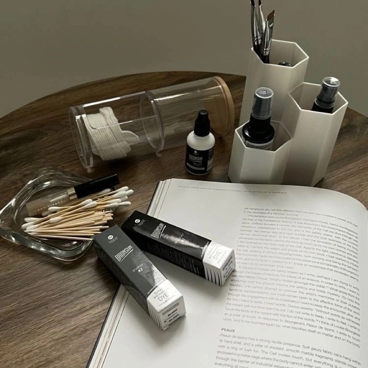 Оформление и окрашивание бровей (построение формы)  В процедуру входит построение формы,окрашивание,коррекция воск/пинцет,ботокс